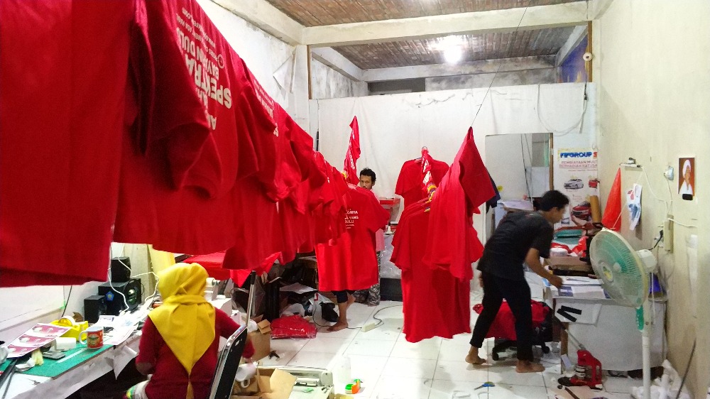 Kaos Alumni Sekolah Mengenang Masa-masa Indah dalam Kain